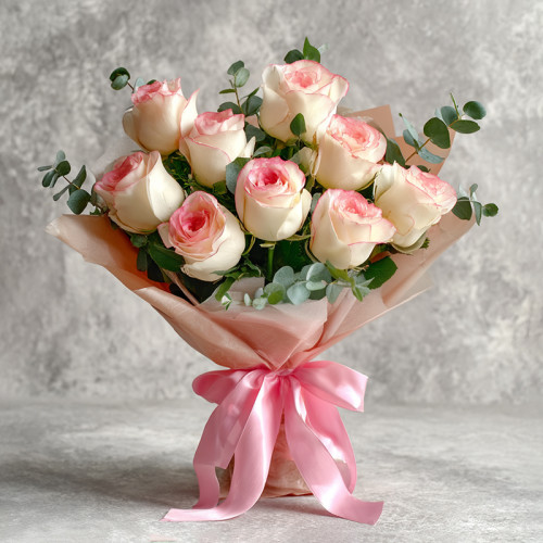 悄語奉獻 — 淡粉柔光中的朱米莉亞玫瑰輕柔小夜曲