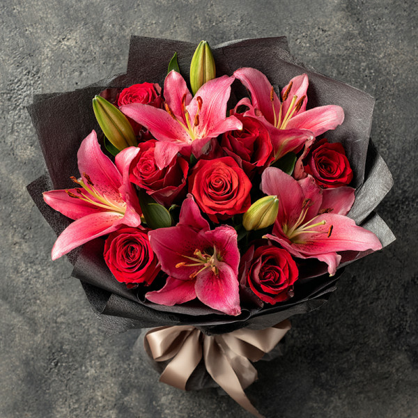 紅艷綻放 — 紅玫瑰與粉百合的熱情交響